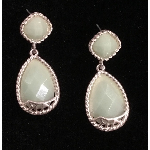 LIGHT Green Dangling Earrings - Picture 1 of 2